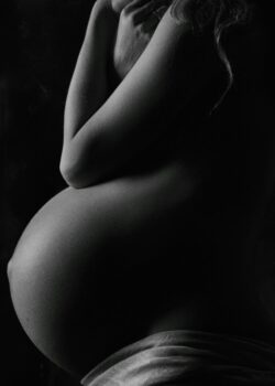 garyscale-photography-of-pregnant-woman-KtmF96NBO0Q