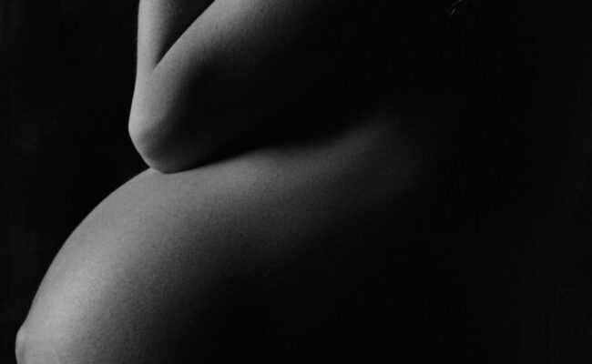 garyscale-photography-of-pregnant-woman-KtmF96NBO0Q