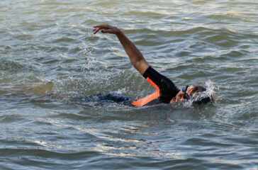 paris-mayor-swimming-seine