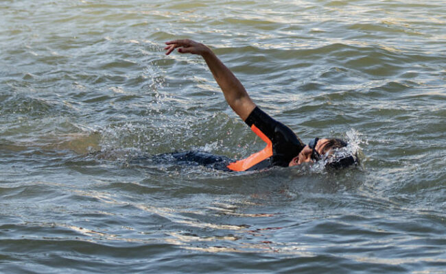 paris-mayor-swimming-seine